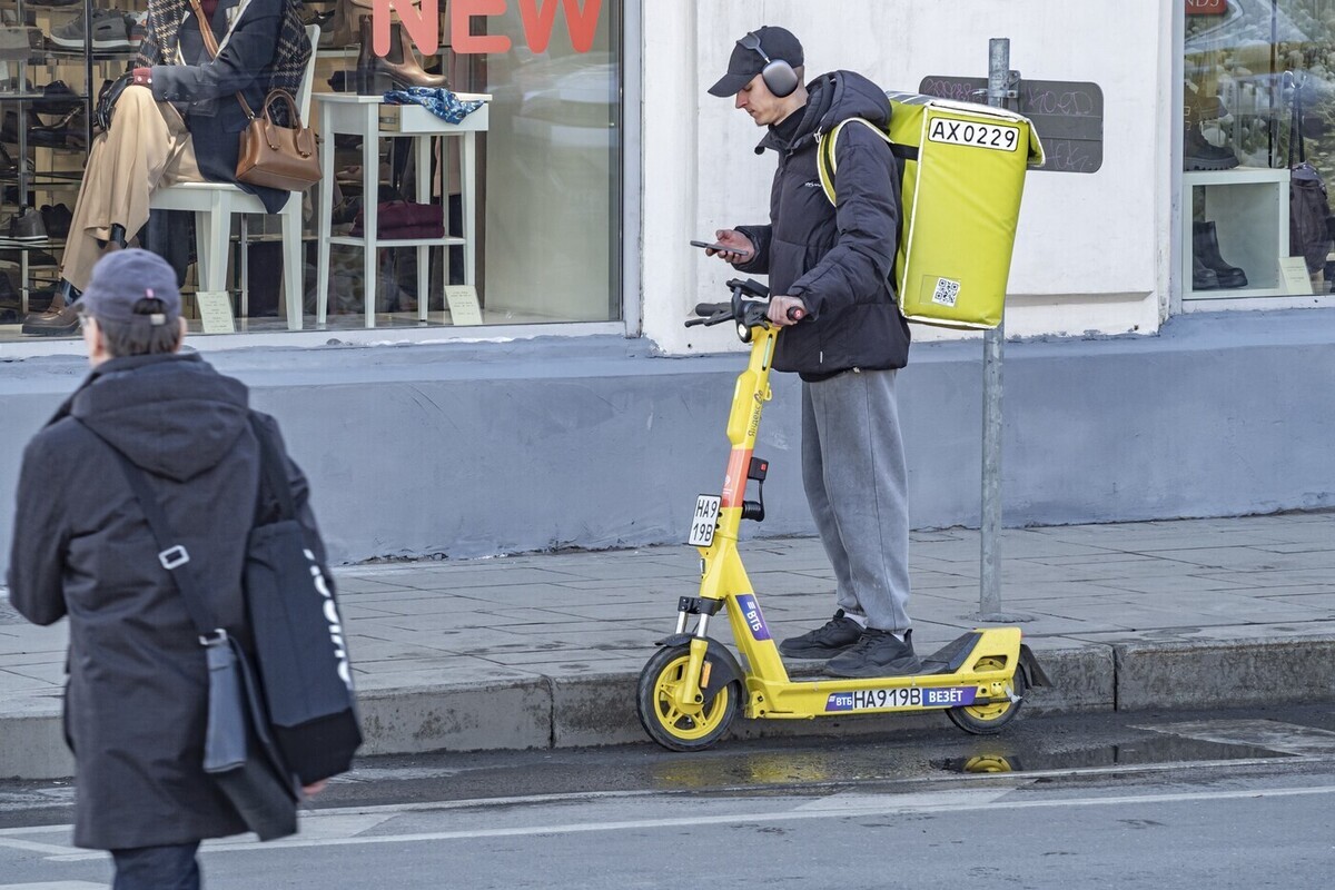 Стало известно о предложении ограничить хаотичную езду курьеров по тротуарам