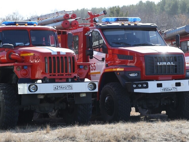 В Челябинске 6 единиц техники стянули на тушение пожара в расселенном доме