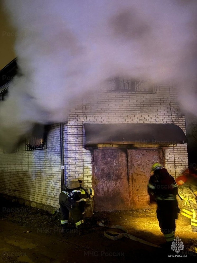 Шестнадцать пожарных тушили автомобиль на Окружной в Калуге