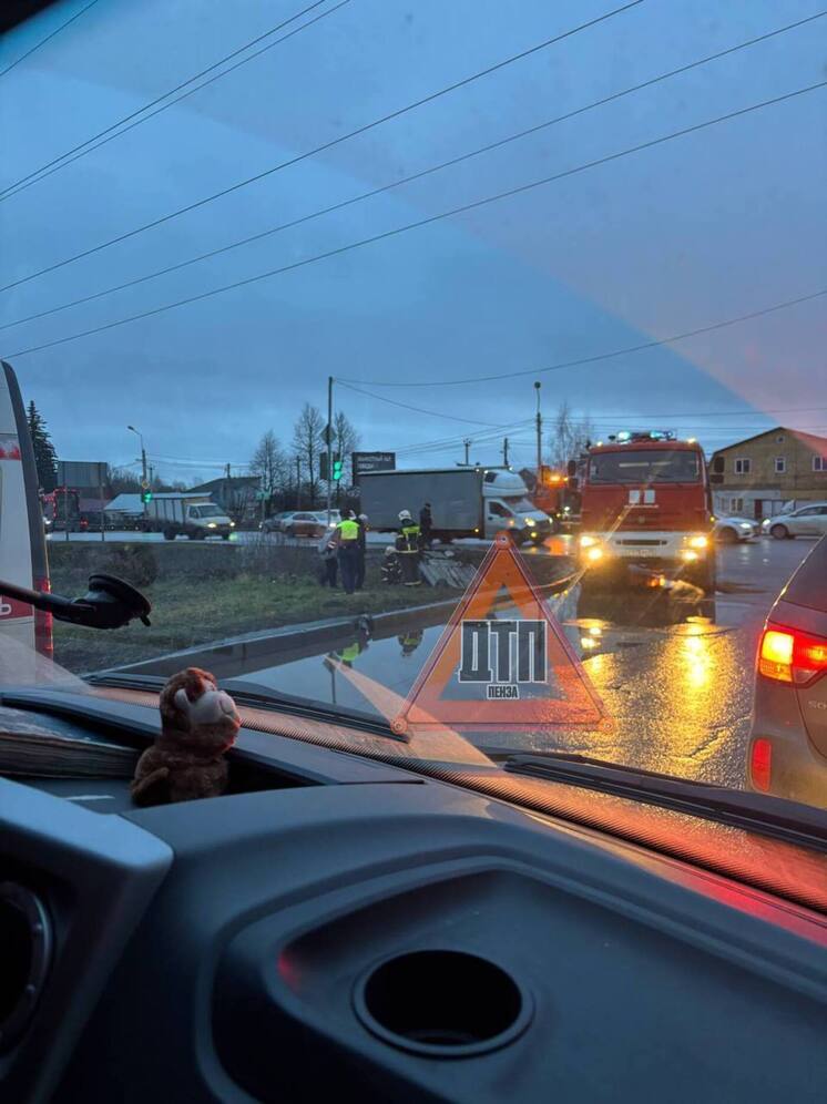 В Пензе на повороте на улицу Львовскую машина перевернулась в кювет: есть пострадавшие