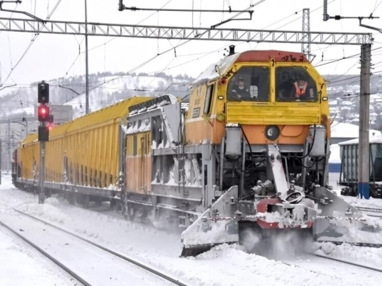 На ЗСЖД активизировали уборку снега