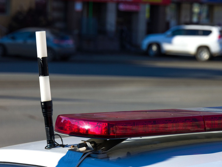 В Челябинске грузовик протаранил школьный забор