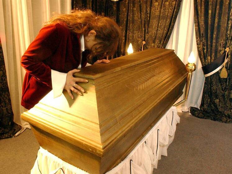 Тайскую женщину нашли живой в гробу перед кремацией в храме: 65-летняя женщина шокировала персонал храма, когда служители культа услышали слабый стук и “покойная” начала двигаться в своем гробу после того, как ее принесли на кремацию