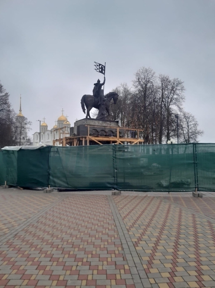 Во Владимире ремонт скульптуры «Князь Владимир» идет с нарушениями