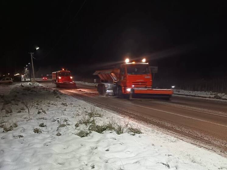 В Старой Руссе дороги расчищали от каши после обработки пескосоляной смесью