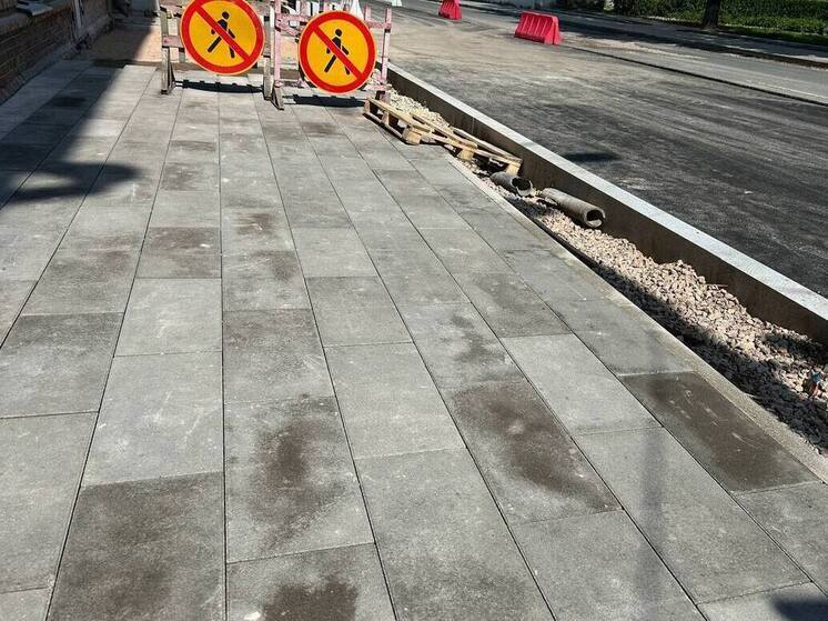 В Великом Новгороде закончили ремонт тротуара на Парковой улице