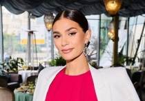 Младшая дочь актрисы Веры Глаголевой и супруга хоккеиста Александра Овечкина Анастасия Шубская покоряет соцсети, снимая трендовые видео. В новом рилсе принял участие отец 32-летней красавицы, бизнесмен-миллионер Кирилл Шубский.