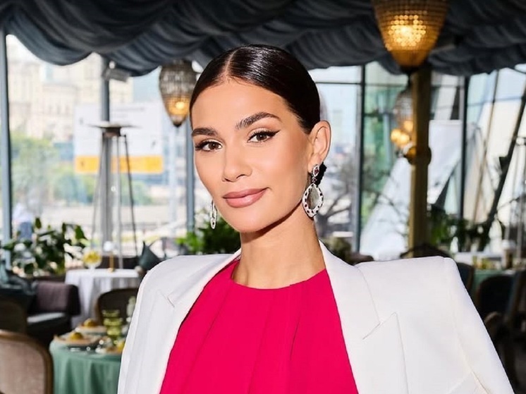 Младшая дочь актрисы Веры Глаголевой и супруга хоккеиста Александра Овечкина Анастасия Шубская покоряет соцсети, снимая трендовые видео. В новом рилсе принял участие отец 32-летней красавицы, бизнесмен-миллионер Кирилл Шубский.