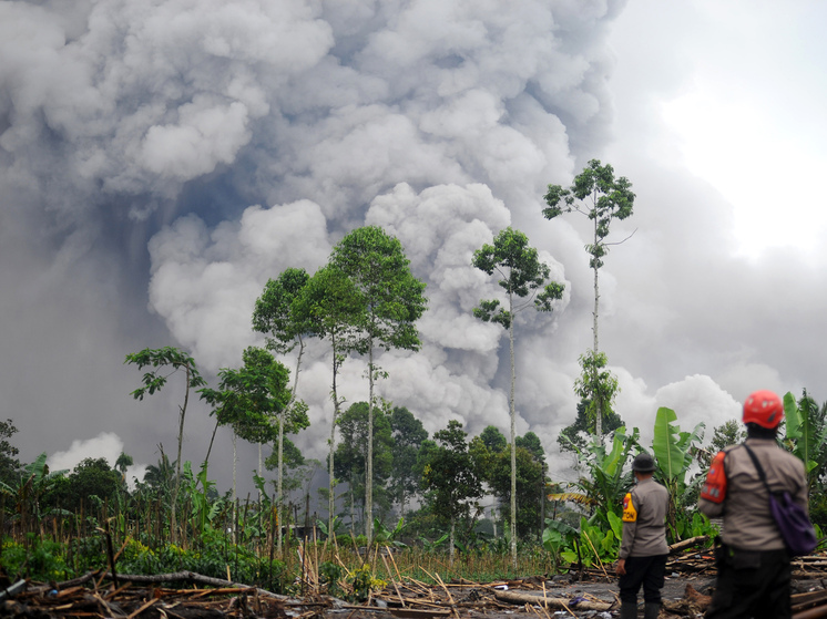 Извержение вулкана началось в Индонезии