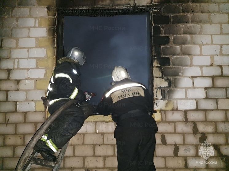 В Орловской области сгорела кровля дома на двух хозяев