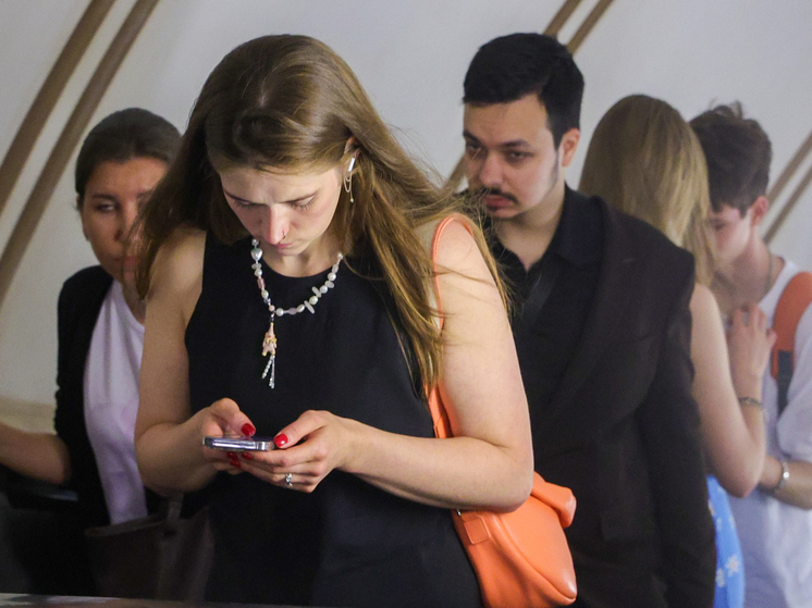 Юристы напомнили об уголовной ответственности за подглядывание в чужие смартфоны