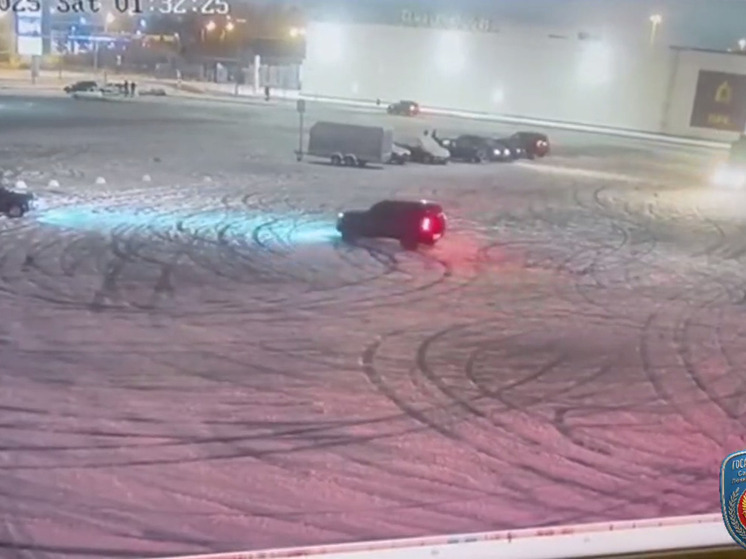 В Петербурге камеры зафиксировали дрифт-шоу у торгового комплекса