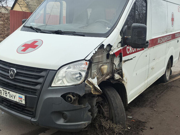 В Свердловске ЛНР в ДТП пострадали фельдшер скорой и водитель легковушки