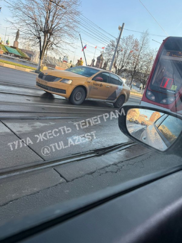 После проезда трамвая на Советской в Туле провалились рельсы