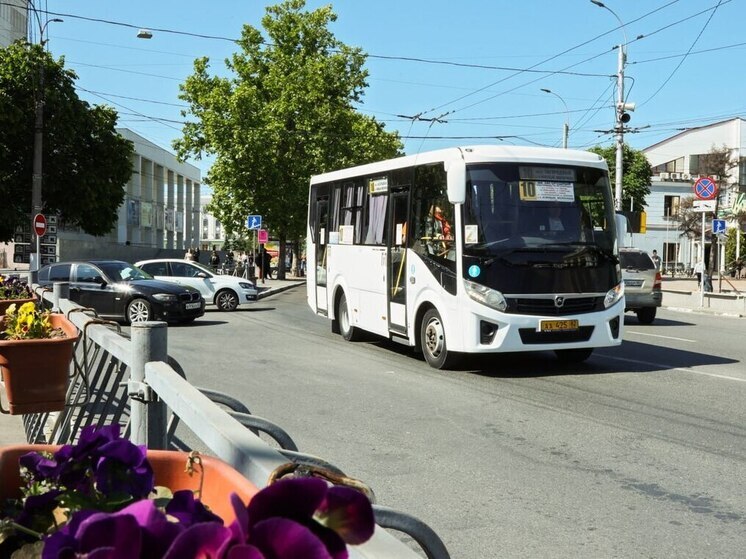 Водителя симферопольского автобуса наказали за конфликт с коллегой на остановке