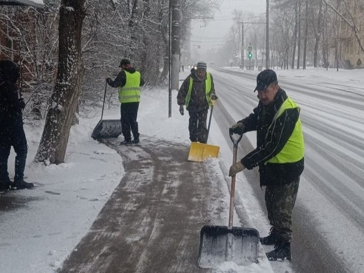 В областном центре полным ходом идет борьба с гололедом