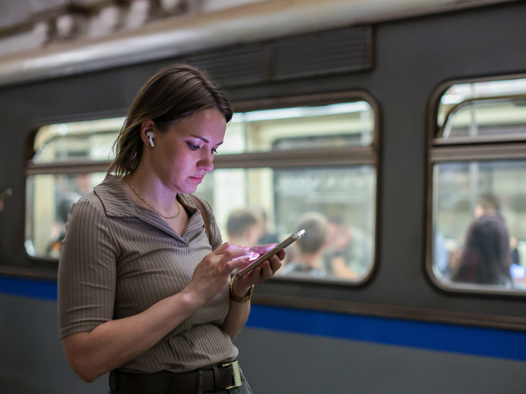 Юрист Айвар: за подглядывание в чужой телефон может грозить уголовная ответственность