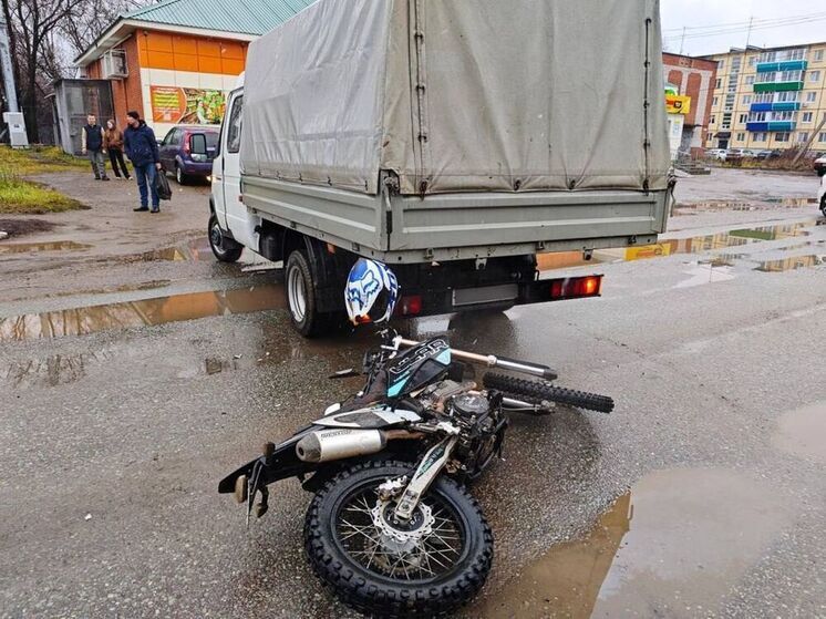 Целый ряд нарушений ПДД привёл к столкновению грузовика и мотоцикла в Сарапуле