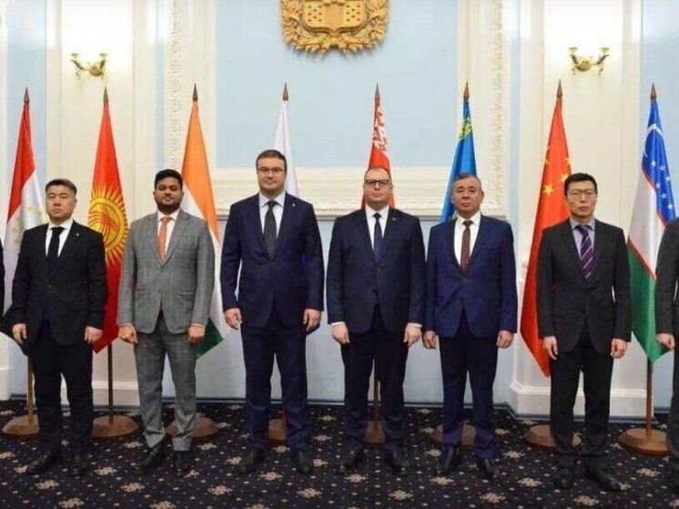 Во вторник, 25 ноября, губернатор Омской области Виталий Хоценко провёл встречу с дипломатами и консульскими представителями стран — членов Шанхайской организации сотрудничества (ШОС), включая Казахстан, Китай, Индию, Беларусь, Узбекистан, Киргизию и Таджикистан