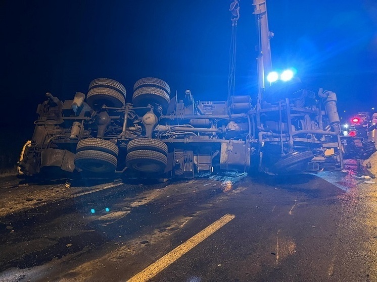 В Старооскольском округе водитель наехал на бордюр и опрокинул «КамАЗ»
