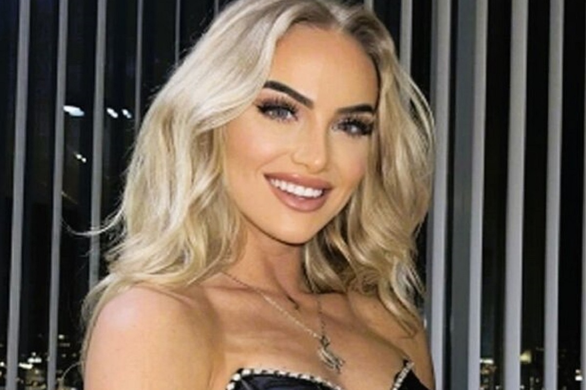 Фотосессии футболистки становятся все смелее