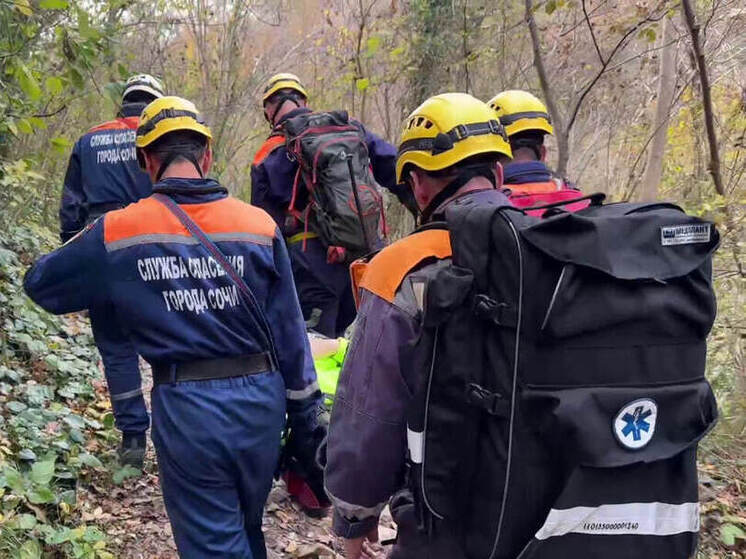 В Сочи спасатели эвакуировали женщину, которая травмировала ногу во время прогулки по Агурским водопадам