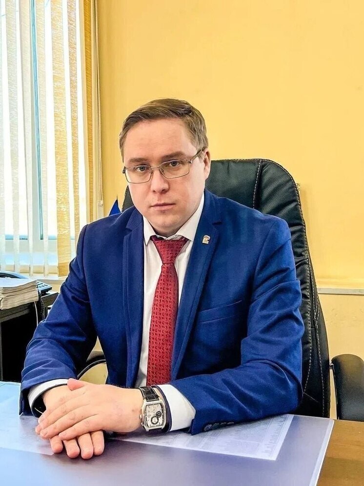 Новый глава Прибайкальского района Николай Коновалов, вернувшись на малую родину год назад, застал ситуацию, которую сам характеризует как «жизнь в долг». Бюджет был обременен кредитом в 40 миллионов рублей, не хватало средств даже на текущие нужды. Сегодня этот долг полностью погашен, а в бюджет привлечены дополнительные миллионы. 