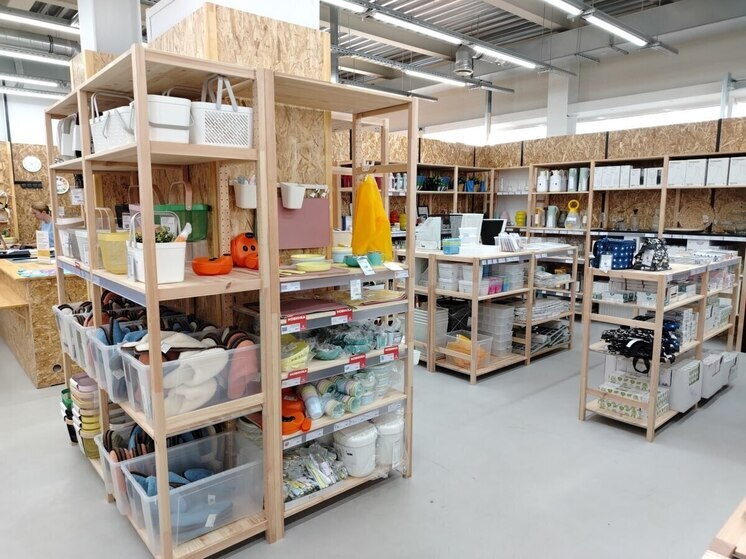 Финансовый минимализм постепенно становится заметной тенденцией на фоне растущего давления потребительской среды. Все больше людей пытаются разобраться, действительно ли им нужны десятки покупок, которые навязывают реклама или старые привычки, и можно ли за счет пересмотра бытовых решений улучшить свое финансовое положение.