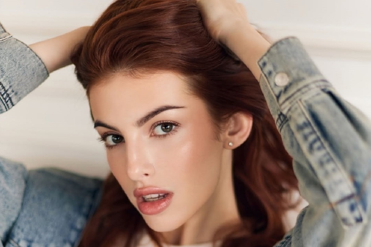 Гимнастка выбирает соблазнительные образы