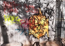 За невинными граффити на фасадах домов часто скрываются противозаконные объявления