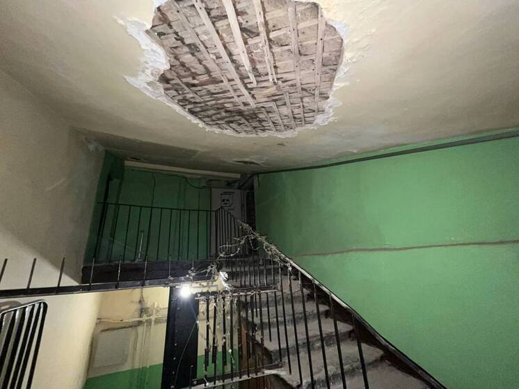 Дом № 96 на набережной Фонтанки, памятник архитектуры регионального значения, отмечает столетие со дня подачи горячей воды. Вместо торжеств здание встретило гостей и жителей обшарпанными парадными, жуткими чердаком и двором, заваленным мусором. Корреспондент «МК в Питере» Камилла Латыпова посетила дом и документально зафиксировала нынешнее состояние.