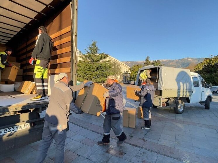 В Ялту доставили главную новогоднюю ёлку высотой 16 метров