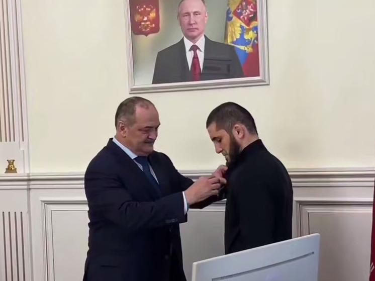 Ислам Махачев получил медаль из рук Главы Дагестана