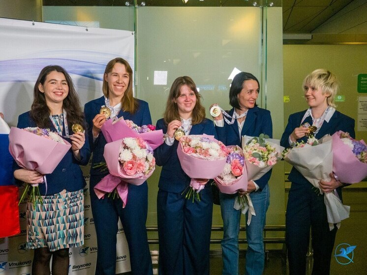 Президент России Владимир Путин поздравил российскую женскую сборную по шахматам. Национальная команда 23 ноября выиграла чемпионат мира, который проходил в испанском Линаресе. Редко кого Путин в последнее время поздравляет со спортивными успехами, присылая правительственную телеграмму. Девушки удостоились такой чести, став лучшей командой планеты. 