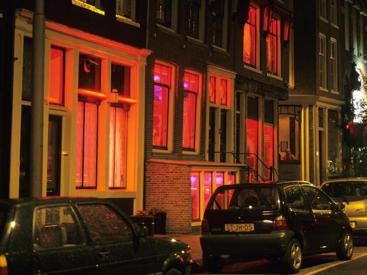 Более двадцати лет назад Нидерланды совершили смелый социальный эксперимент, легализовав проституцию в надежде обезопасить работниц интимного труда, искоренить сутенерство и вывести из тени эту древнейшую профессию. Об этом пишет британская The Sun (статью перевели ИноСМИ). Однако, как показывает горький опыт последней четверти века, вместо решения проблем легализация лишь усугубила их.