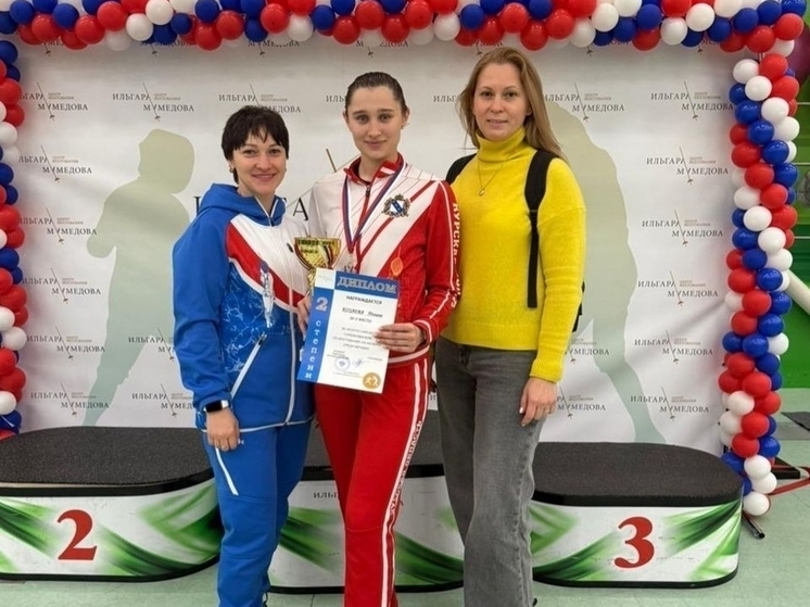 Курянка Полина Козаева завоевала серебро на всероссийском турнире фехтовальщиц