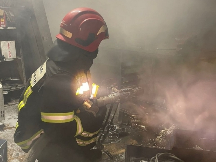 На Лобова в Мурманске загорелась бытовка