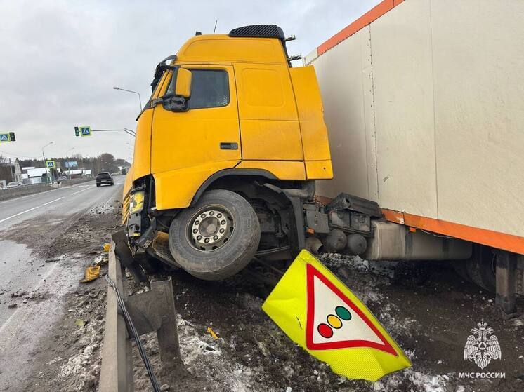 Грузовик выехал с трассы и влетел в отбойник в Тверской области