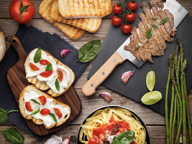 Эксперт объяснил россиянам, можно ли есть на работе и грозит ли наказание за это