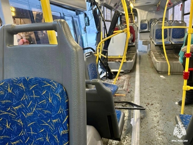 В ДТП с мусоровозом и маршрутным автобусом в Мурманске пострадали три человека