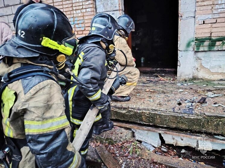 В Верхнем Уфалее загорелся подъезд жилого дома