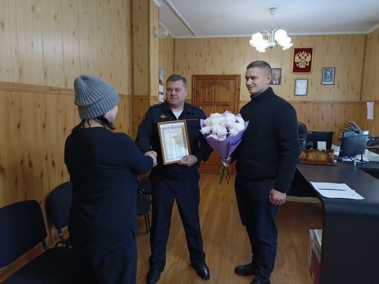 В Тверской области полицейские поблагодарили сотрудницу ПВЗ, которая помогла защитить пенсионерку от мошенников