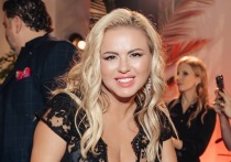 В прошлом фигуристка, выступавшая в танцах на льду, а сейчас певица Анна Семенович опубликовала видео, где предстала в образе соблазнительницы. Экс-партнерша Романа Костомарова снялась в одной простыне.