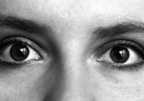 Ученые обнаружили, что глаза незаметно подчиняются музыкальному биту — человек моргает в такт музыке, и это простое движение раскрывает глубокую связь между слухом, мозгом и моторикой