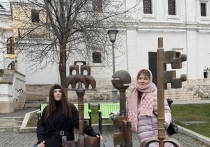 Возле одного из древнейших зданий столицы — Старого Английского двора – появилась «Энигма»