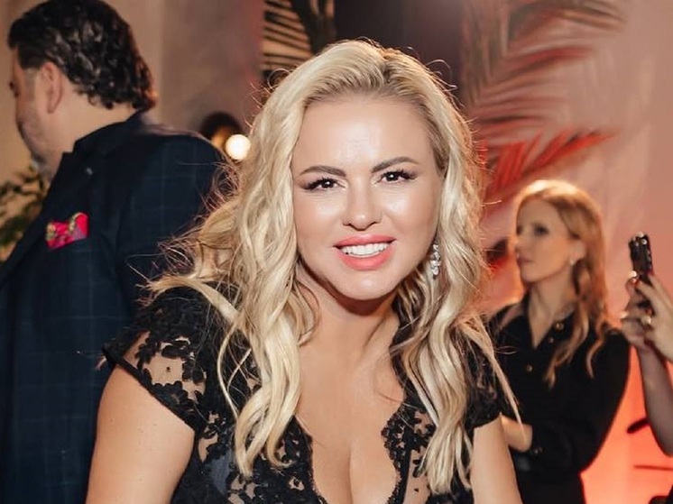 В прошлом фигуристка, выступавшая в танцах на льду, а сейчас певица Анна Семенович опубликовала видео, где предстала в образе соблазнительницы. Экс-партнерша Романа Костомарова снялась в одной простыне.