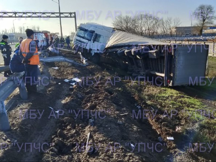 Фура съехала в кювет и перевернулась в Ростовской области