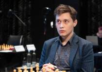 25 ноября стало знаковой датой в карьере 23-летнего российского гроссмейстера Андрея Есипенко. В индийском Гоа, на Кубке мира по шахматам, он занял третье место, тем самым завоевав путёвку на турнир претендентов 2026 года. Этот результат не только подтвердил его статус одного из сильнейших шахматистов мира, но и стал важным импульсом для российских шахмат на фоне скептических оценок их текущего состояния.