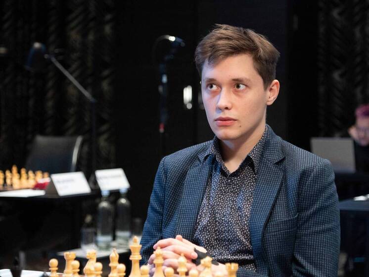 25 ноября стало знаковой датой в карьере 23-летнего российского гроссмейстера Андрея Есипенко. В индийском Гоа, на Кубке мира по шахматам, он занял третье место, тем самым завоевав путёвку на турнир претендентов 2026 года. Этот результат не только подтвердил его статус одного из сильнейших шахматистов мира, но и стал важным импульсом для российских шахмат на фоне скептических оценок их текущего состояния.