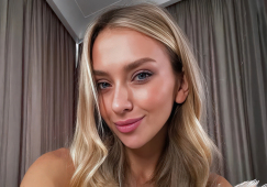 «Прям фотомодель»: Синицина поразила красотой и стальным прессом на новых фото